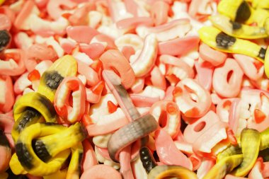 lezzetli çok renkli meyve marmelat. toplu sağlıksız parlak şekerler. farklı jöle fotoğraf yakın. şeker dükkanında lezzetli tatlılar. Kimse. 