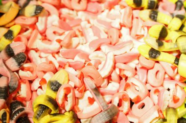 lezzetli çok renkli meyve marmelat. toplu sağlıksız parlak şekerler. farklı jöle fotoğraf yakın. şeker dükkanında lezzetli tatlılar. Kimse. 