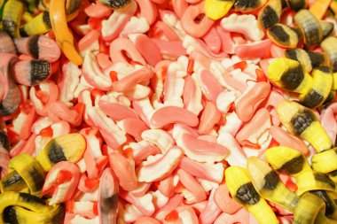 lezzetli çok renkli meyve marmelat. toplu sağlıksız parlak şekerler. farklı jöle fotoğraf yakın. şeker dükkanında lezzetli tatlılar. Kimse. 