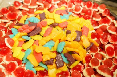 lezzetli çok renkli meyve marmelat. toplu sağlıksız parlak şekerler. farklı jöle fotoğraf yakın. şeker dükkanında lezzetli tatlılar. Kimse. 