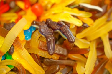 lezzetli çok renkli meyve marmelat. toplu sağlıksız parlak şekerler. farklı jöle fotoğraf yakın. şeker dükkanında lezzetli tatlılar. Kimse. 