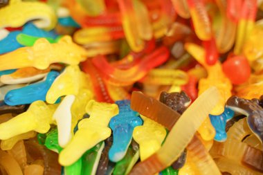 lezzetli çok renkli meyve marmelat. toplu sağlıksız parlak şekerler. farklı jöle fotoğraf yakın. şeker dükkanında lezzetli tatlılar. Kimse. 