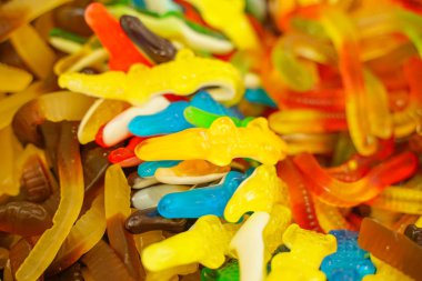 lezzetli çok renkli meyve marmelat. toplu sağlıksız parlak şekerler. farklı jöle fotoğraf yakın. şeker dükkanında lezzetli tatlılar. Kimse. 