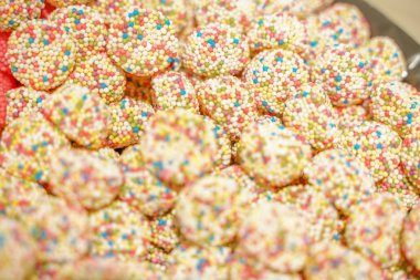 lezzetli çok renkli meyve marmelat. toplu sağlıksız parlak şekerler. farklı jöle fotoğraf yakın. şeker dükkanında lezzetli tatlılar. Kimse. 