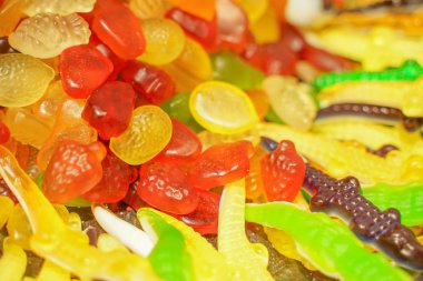 lezzetli çok renkli meyve marmelat. toplu sağlıksız parlak şekerler. farklı jöle fotoğraf yakın. şeker dükkanında lezzetli tatlılar. Kimse. 