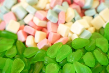 lezzetli çok renkli meyve marmelat. toplu sağlıksız parlak şekerler. farklı jöle fotoğraf yakın. şeker dükkanında lezzetli tatlılar. Kimse. 