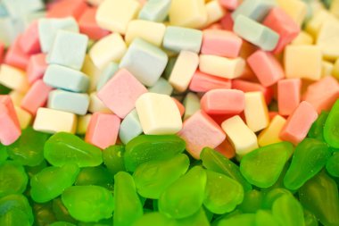 lezzetli çok renkli meyve marmelat. toplu sağlıksız parlak şekerler. farklı jöle fotoğraf yakın. şeker dükkanında lezzetli tatlılar. Kimse. 