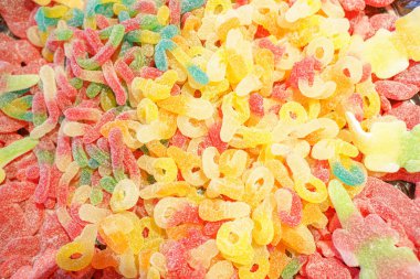 lezzetli çok renkli meyve marmelat. toplu sağlıksız parlak şekerler. farklı jöle fotoğraf yakın. şeker dükkanında lezzetli tatlılar. Kimse. 