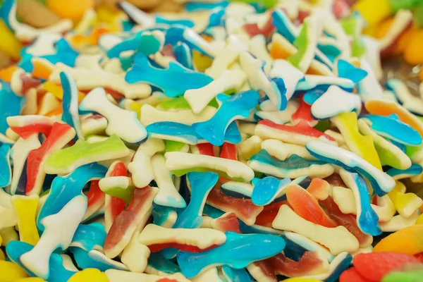 lezzetli çok renkli meyve marmelat. toplu sağlıksız parlak şekerler. farklı jöle fotoğraf yakın. şeker dükkanında lezzetli tatlılar. Kimse. 