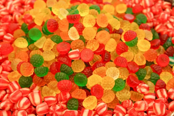 lezzetli çok renkli meyve marmelat. toplu sağlıksız parlak şekerler. farklı jöle fotoğraf yakın. şeker dükkanında lezzetli tatlılar. Kimse. 