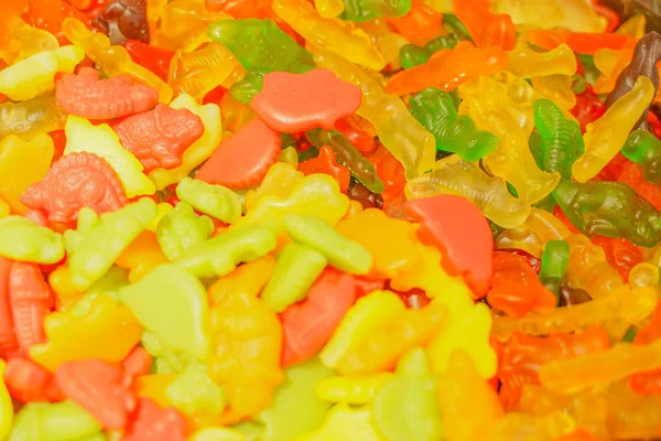 lezzetli çok renkli meyve marmelat. toplu sağlıksız parlak şekerler. farklı jöle fotoğraf yakın. şeker dükkanında lezzetli tatlılar. Kimse. 