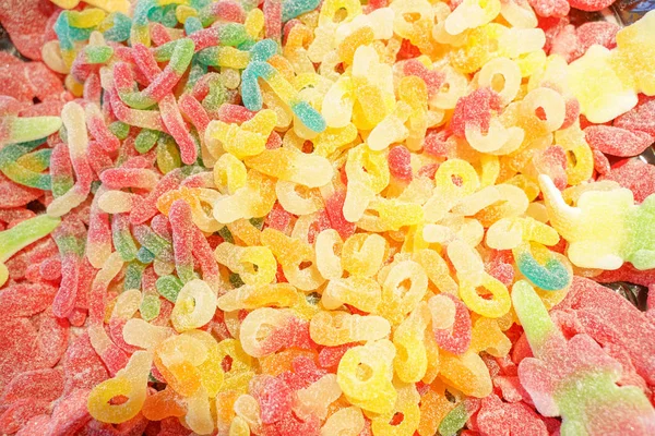 lezzetli çok renkli meyve marmelat. toplu sağlıksız parlak şekerler. farklı jöle fotoğraf yakın. şeker dükkanında lezzetli tatlılar. Kimse. 