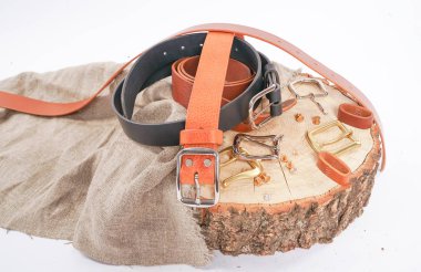 adam toka ile elleri deri kemer yapar. el yapımı hobi. genç adam onun tasarımcı kemerleri imalatı ile istirahat. elinde bir tornavida ile adam beyaz stüdyo arka plan üzerinde yakın perçin bükümler.