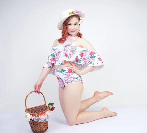 Krásná Mladá Žena Romantickém Módním Slaměném Klobouku Starožitném Obleku Květinami — Stock fotografie