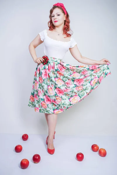 Όμορφη Καρφίτσα Λευκό Νεαρό Κορίτσι Χαρούμενος Ποζάρει Κόκκινα Μήλα Χαριτωμένο — Φωτογραφία Αρχείου