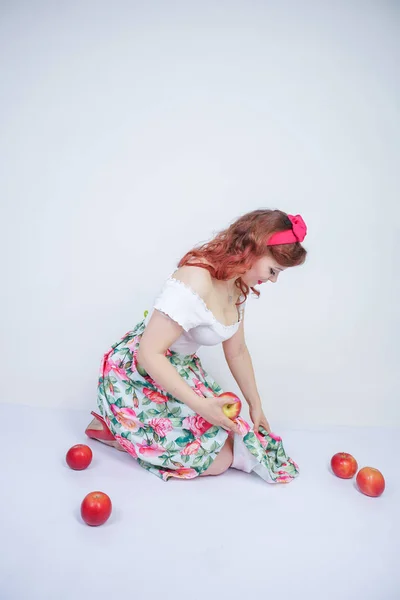 漂亮的针白种年轻女孩高兴地摆出红苹果 可爱的复古女士复古礼服有乐趣与水果在白色背景单独 素食有趣的女性爱好的食物和维生素 — 图库照片