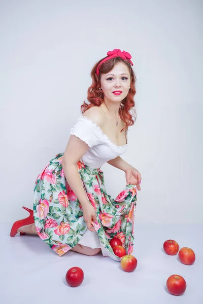Bonita Pin Caucasiano Jovem Feliz Posando Com Maçãs Vermelhas Senhora — Fotografia de Stock