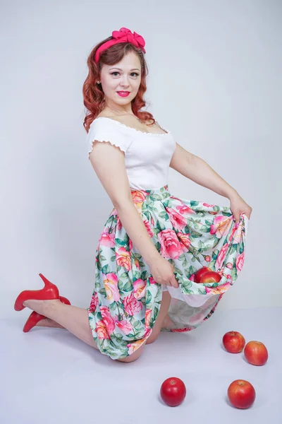 Bonita Pin Caucasiano Jovem Feliz Posando Com Maçãs Vermelhas Senhora — Fotografia de Stock