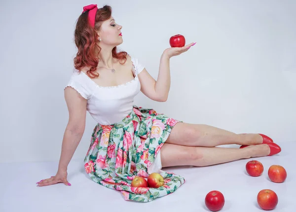 Гарненька Затисніть Кавказьку Молоду Дівчину Щасливою Позу Червоними Яблуками Мила — стокове фото