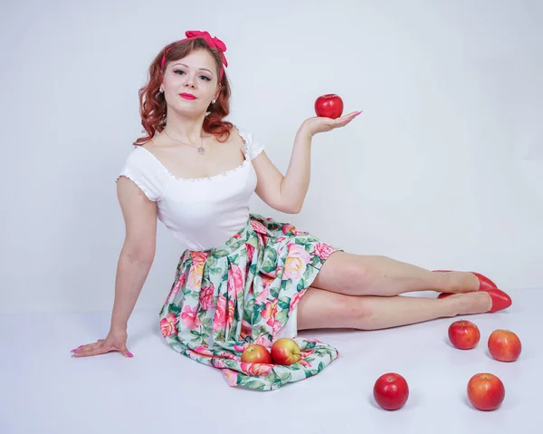 Pěkně Přišpendli Kavkazská Mladá Dívka Šťastná Póza Červenými Jablky Roztomilá — Stock fotografie