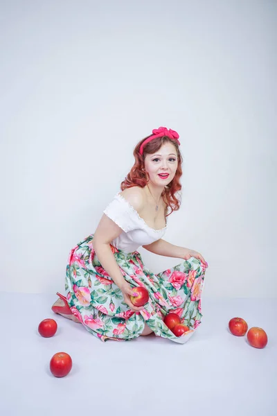 Bonita Pin Caucasiano Jovem Feliz Posando Com Maçãs Vermelhas Senhora — Fotografia de Stock