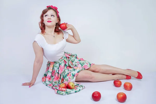 Pěkně Přišpendli Kavkazská Mladá Dívka Šťastná Póza Červenými Jablky Roztomilá — Stock fotografie