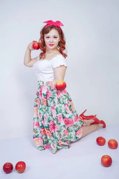 Jolie Pin Caucasien Jeune Fille Heureuse Posant Avec Des Pommes — Photo