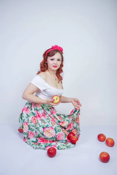 Bonita Pin Caucasiano Jovem Feliz Posando Com Maçãs Vermelhas Senhora — Fotografia de Stock