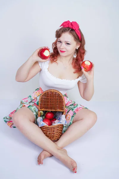 Jolie Pin Caucasien Jeune Fille Heureuse Posant Avec Des Pommes — Photo