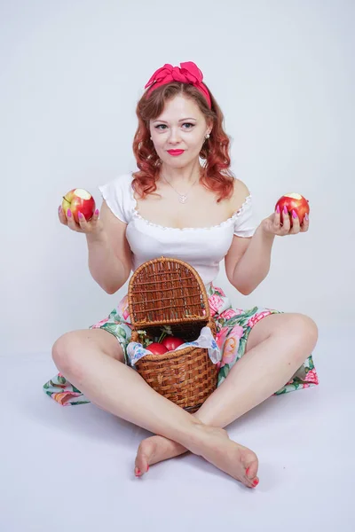 Jolie Pin Caucasien Jeune Fille Heureuse Posant Avec Des Pommes — Photo