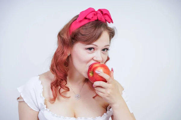 Гарненька Затисніть Кавказьку Молоду Дівчину Щасливою Позу Червоними Яблуками Мила — стокове фото