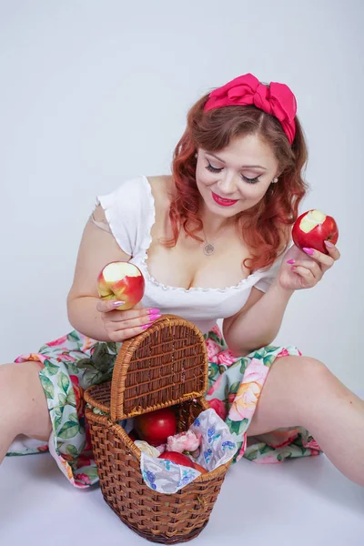 Bonita Pin Caucasiano Jovem Feliz Posando Com Maçãs Vermelhas Senhora — Fotografia de Stock