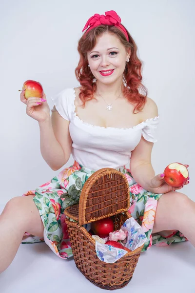 Jolie Pin Caucasien Jeune Fille Heureuse Posant Avec Des Pommes — Photo