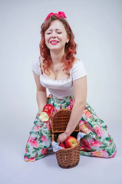 Милая Белая Молодая Девушка Счастливая Позируя Красными Яблоками Симпатичная Винтажная — стоковое фото