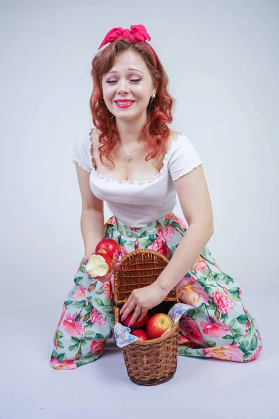 Bastante Pin Chica Joven Caucásica Feliz Posando Con Manzanas Rojas — Foto de Stock