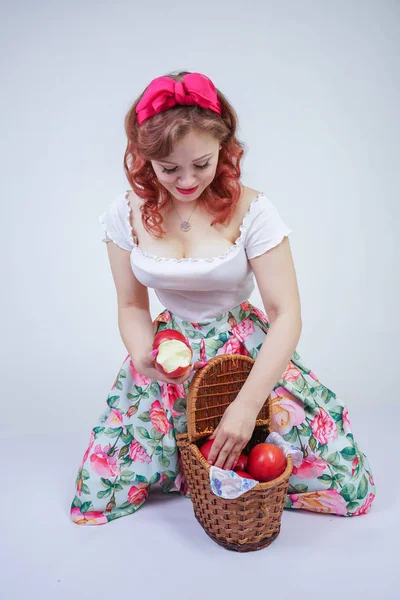 Jolie Pin Caucasien Jeune Fille Heureuse Posant Avec Des Pommes — Photo