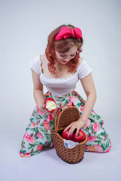 Jolie Pin Caucasien Jeune Fille Heureuse Posant Avec Des Pommes — Photo