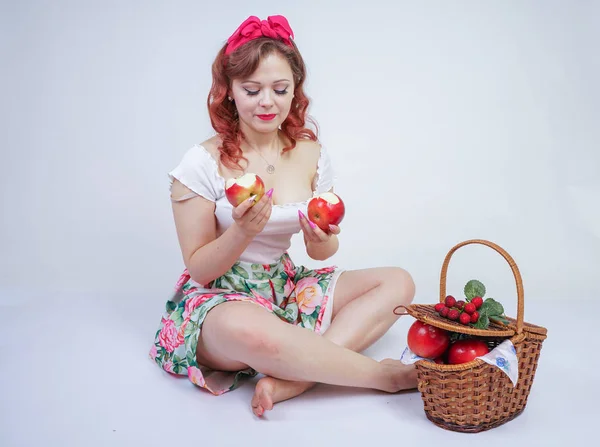 Jolie Pin Caucasien Jeune Fille Heureuse Posant Avec Des Pommes — Photo