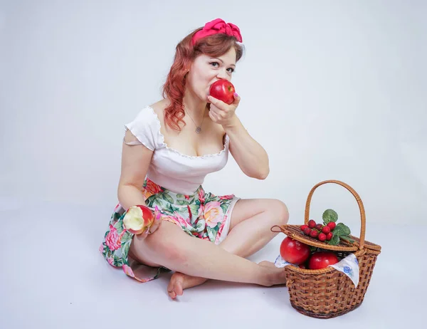 Jolie Pin Caucasien Jeune Fille Heureuse Posant Avec Des Pommes — Photo