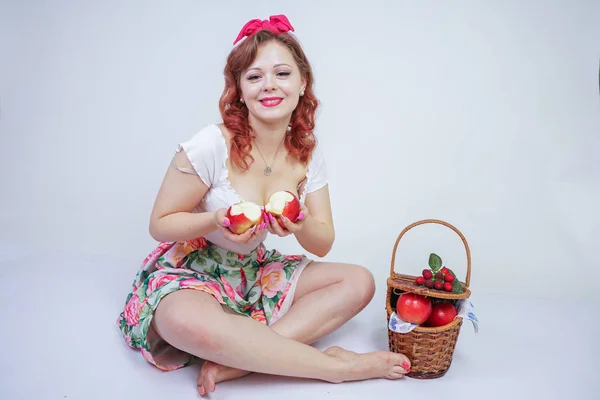 Bonita Pin Caucasiano Jovem Feliz Posando Com Maçãs Vermelhas Senhora — Fotografia de Stock