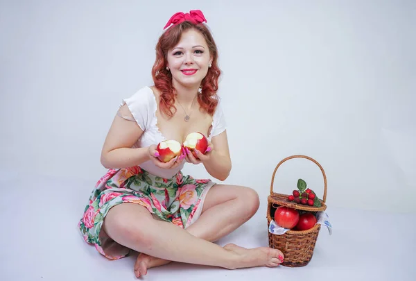 Hübsche Kaukasische Junge Mädchen Glücklich Posiert Mit Roten Äpfeln Niedlichen — Stockfoto