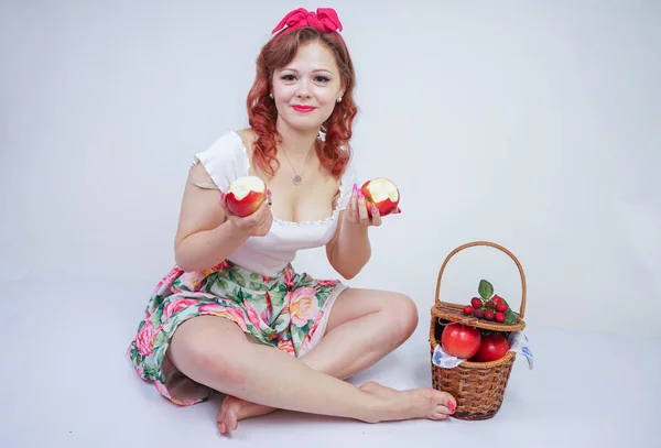 Pretty Pin Kaukasiska Ung Flicka Lycklig Poserar Med Röda Äpplen — Stockfoto