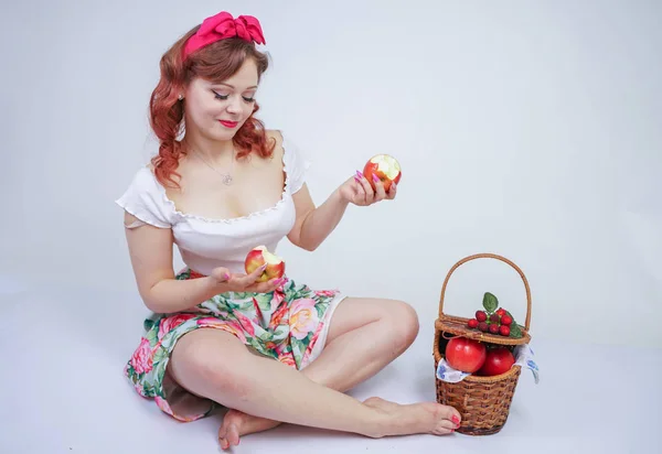 Jolie Pin Caucasien Jeune Fille Heureuse Posant Avec Des Pommes — Photo