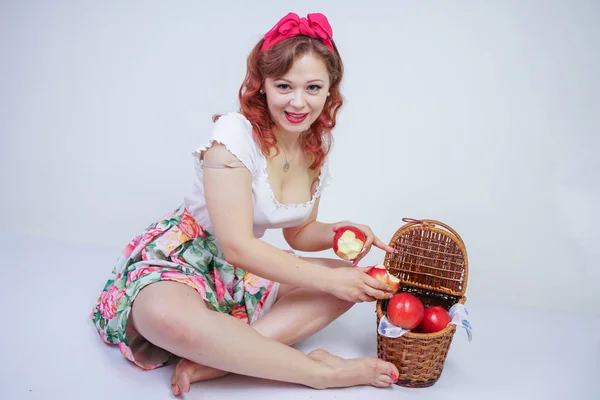 Милая Белая Молодая Девушка Счастливая Позируя Красными Яблоками Симпатичная Винтажная — стоковое фото