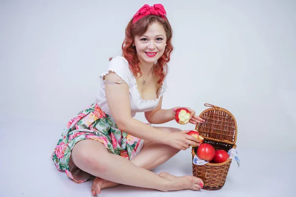 Bonita Pin Caucasiano Jovem Feliz Posando Com Maçãs Vermelhas Senhora — Fotografia de Stock