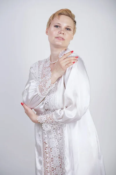 Schöne Kurvige Kaukasische Mädchen Einer Eleganten Robe Aus Spitze Charmante — Stockfoto