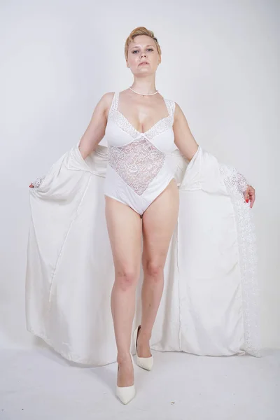 Vackra Curvy Kaukasiska Flicka Spets Elegant Mantel Charmig Fyllig Kvinna — Stockfoto