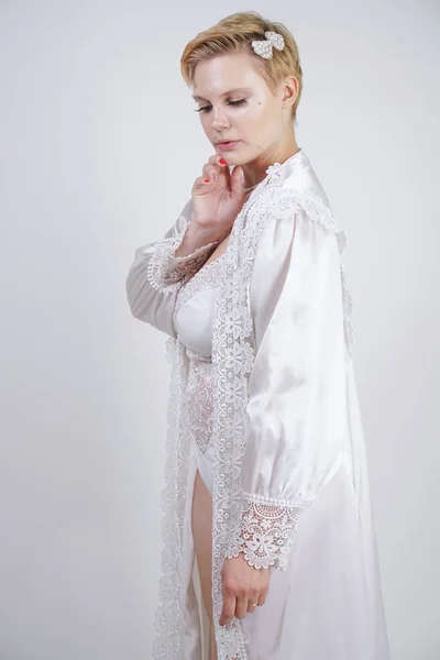 Cantik Melengkung Kaukasia Gadis Dalam Jubah Elegan Renda Wanita Gemuk — Stok Foto