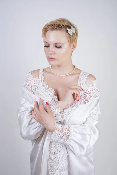 Belle Fille Caucasienne Incurvée Dans Une Robe Élégante Dentelle Charmante — Photo