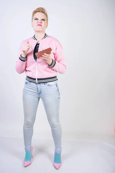 Плюс Розмір Білої Дівчини Короткою Зачіскою Стоїть Рожевій Спортивній Куртці — стокове фото